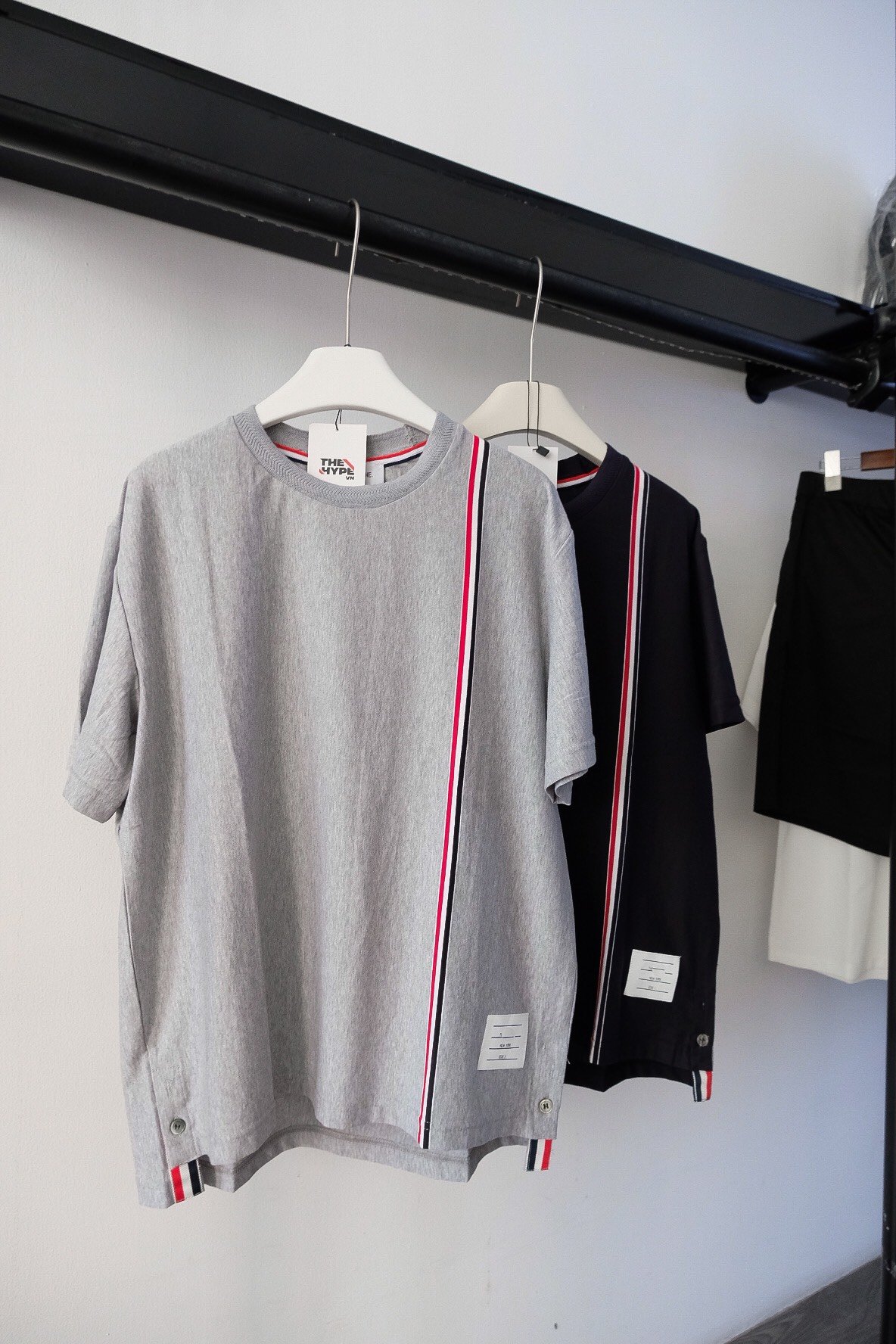 Áo Thun Thom Browne TB Emblem Grosgrain (Navy) [Mirror Quality]