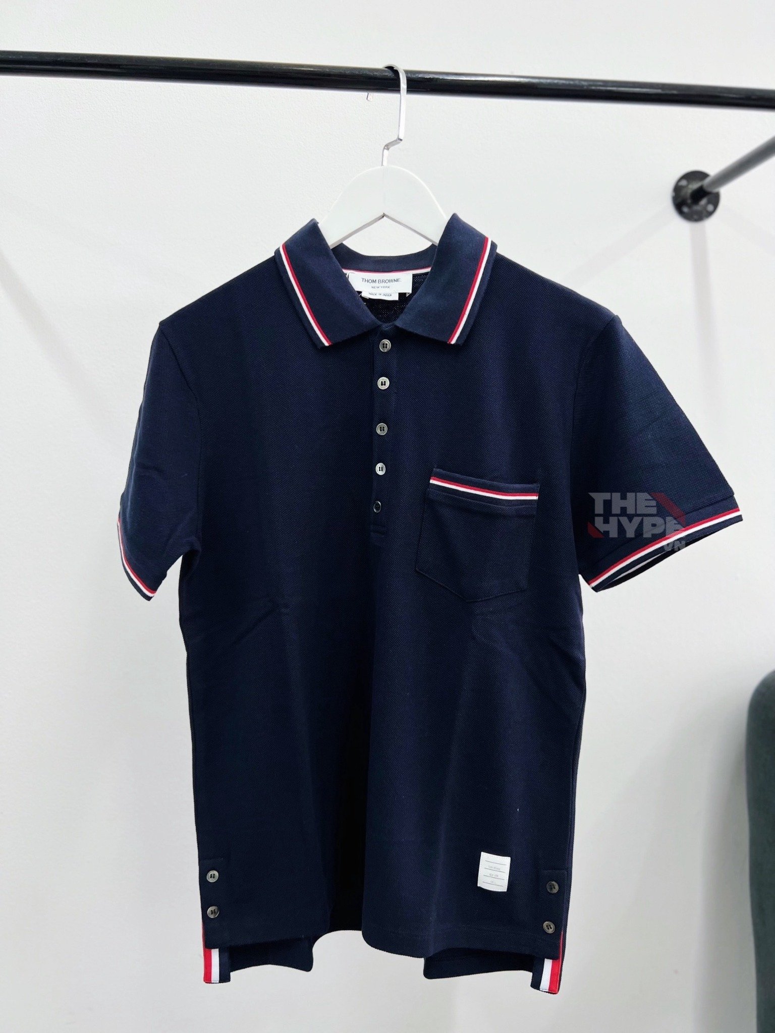 ÁO POLO THOM BROWNE TB STRIPE SLEEVE POCKET (NAVY)