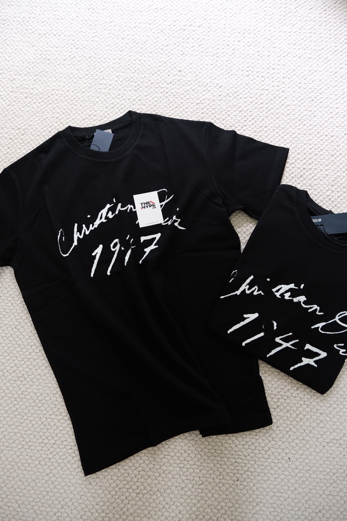 Áo Thun Dior Handwritten 1947 (Black) [Mirror Quality]