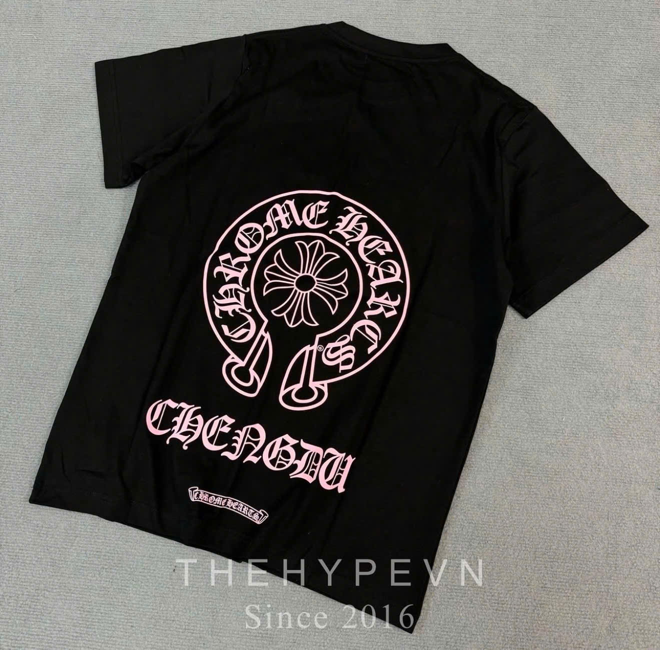 ÁO THUN CHROME HEARTS CH CHENDU PINK LOGO (BLACK)