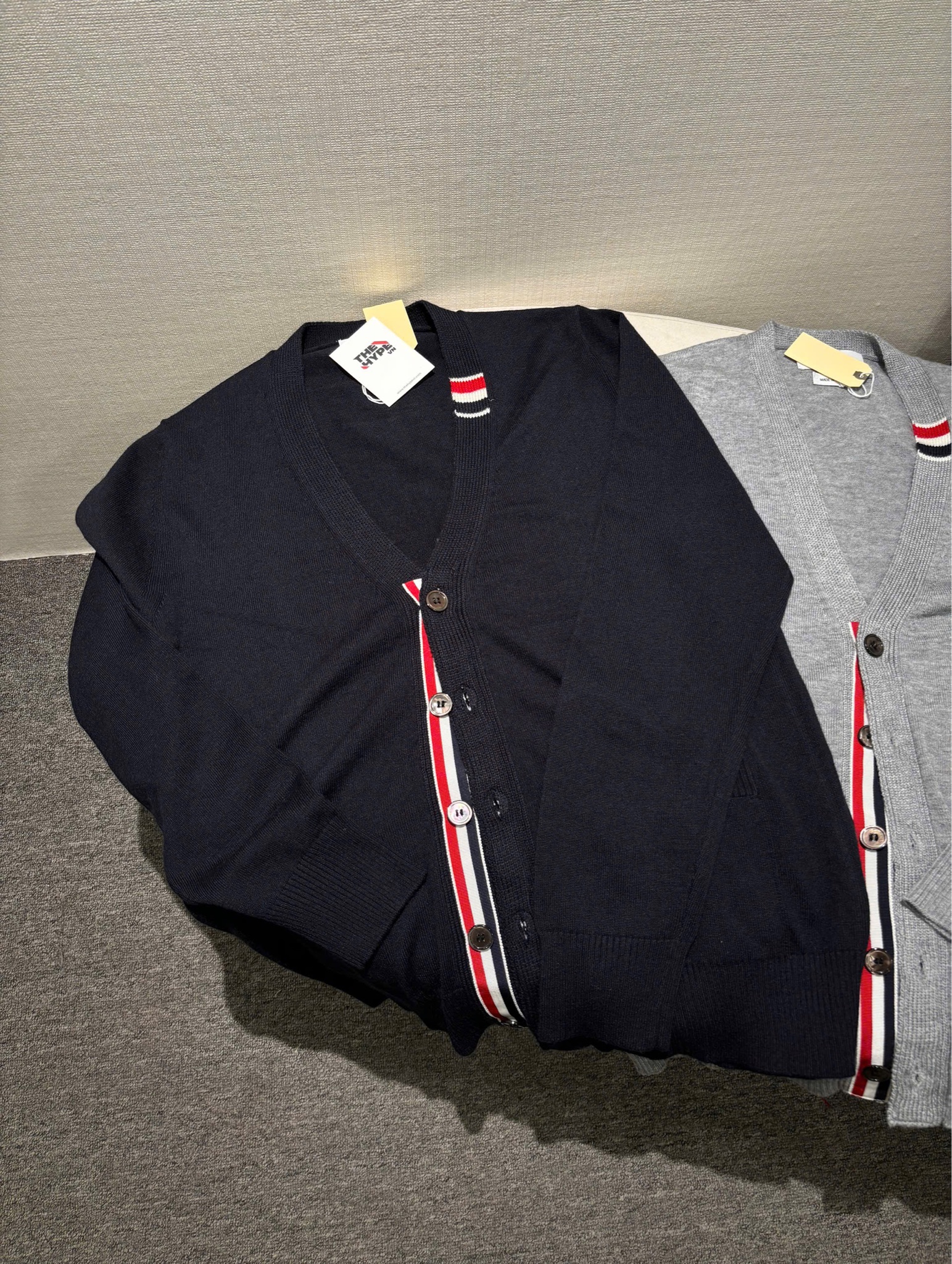 ÁO CARDIGAN THOM BROWNE TB LOGO NECK (NAVY)