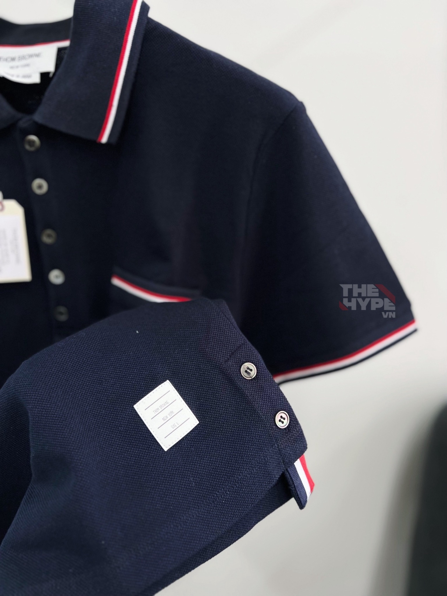ÁO POLO THOM BROWNE TB STRIPE SLEEVE POCKET (NAVY)