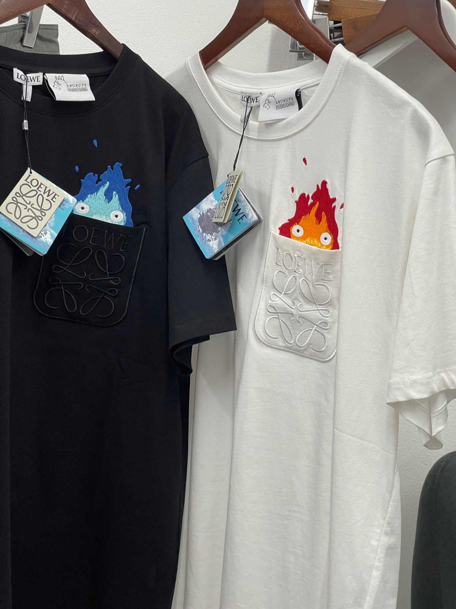 LOEWE TEE - Áo Thun Loewe Howl’s Moving Castle (Đen) [MIRROR QUALITY]