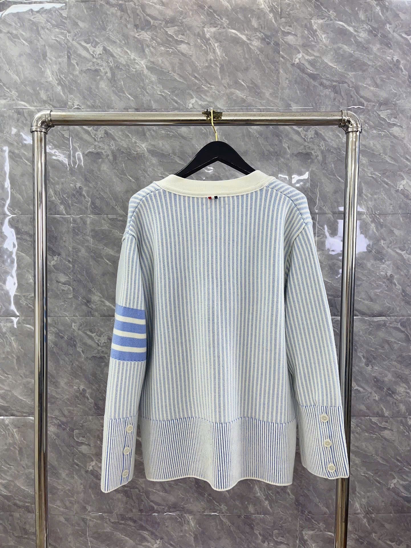ÁO CARDIGAN THOM BROWNE TB STRIPE (BABY BLUE)