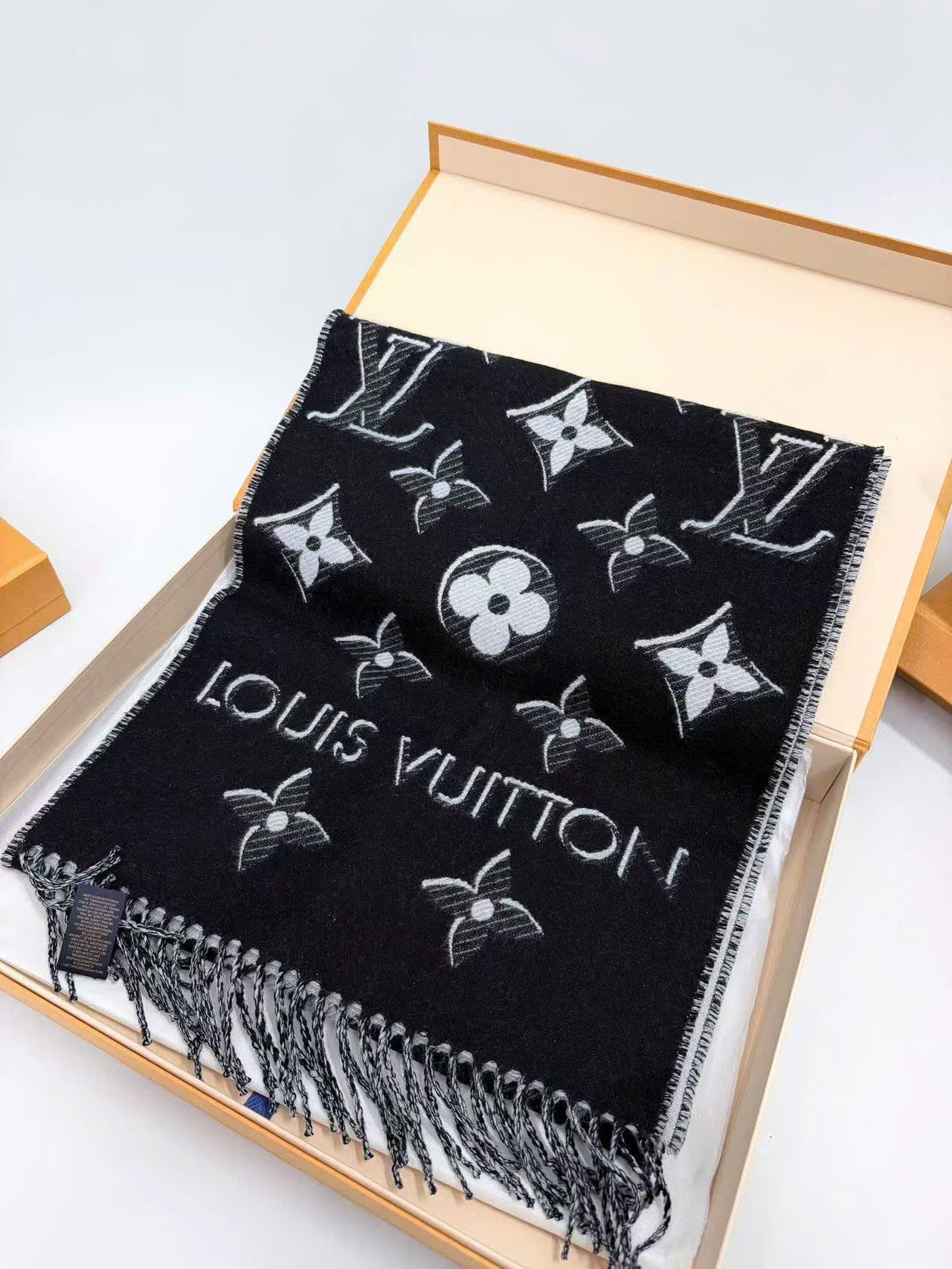 KHĂN QUÀNG LOUIS VUITTON LV ESSENTIAL SHINE (BLACK)