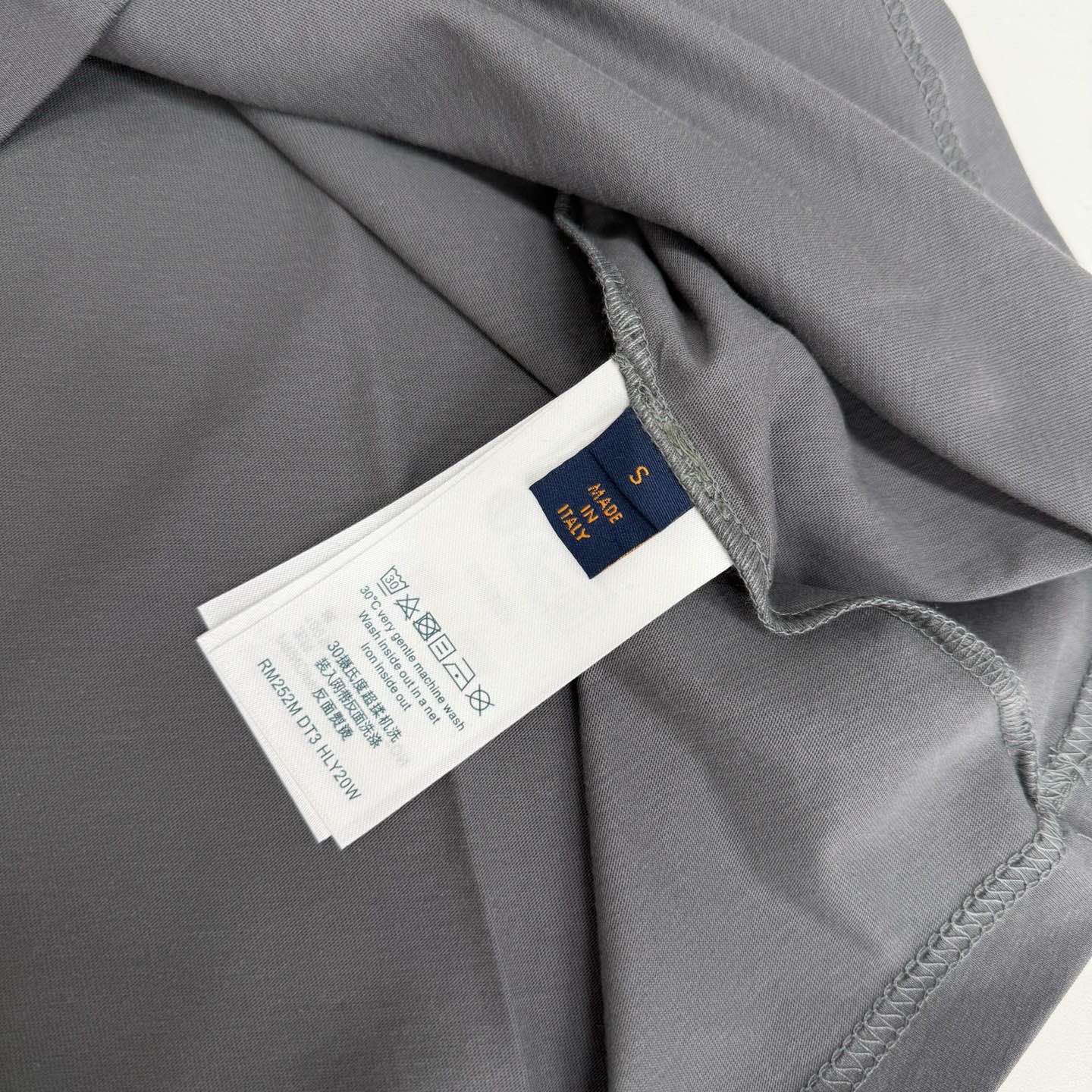 Áo thun Louis Vuitton Embossed (Grey)