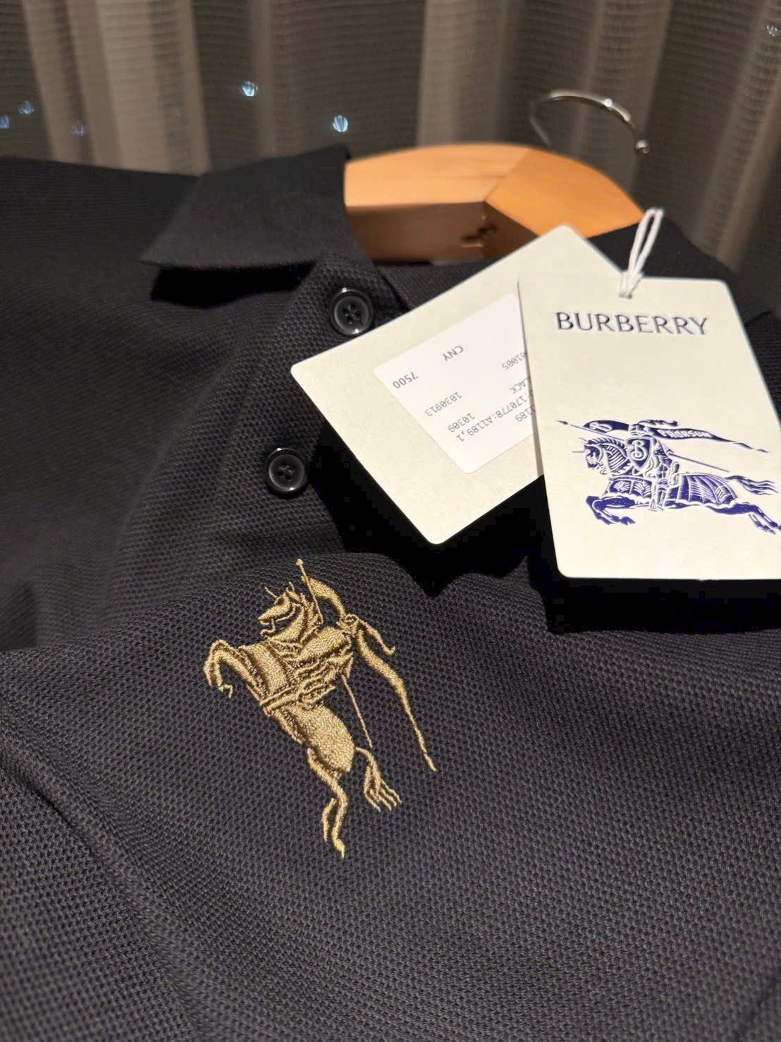 ÁO POLO BURBERRY EQUESTRIAN GOLD KNIGHT (BLACK)