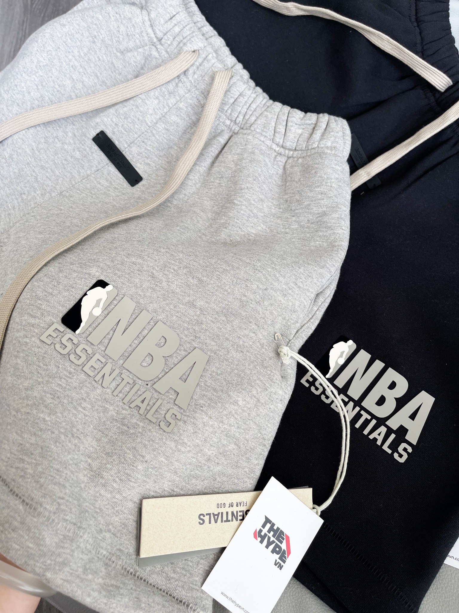 QUẦN NGẮN FOG ESSENTIALS NBA SS25 GREY LOGO (BLACK)