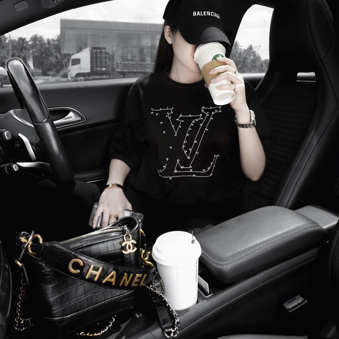 LOUIS VUITTON TEE - Áo Louis Vuitton Stitch Print And Embroidered (Black) [Mirror Quality]
