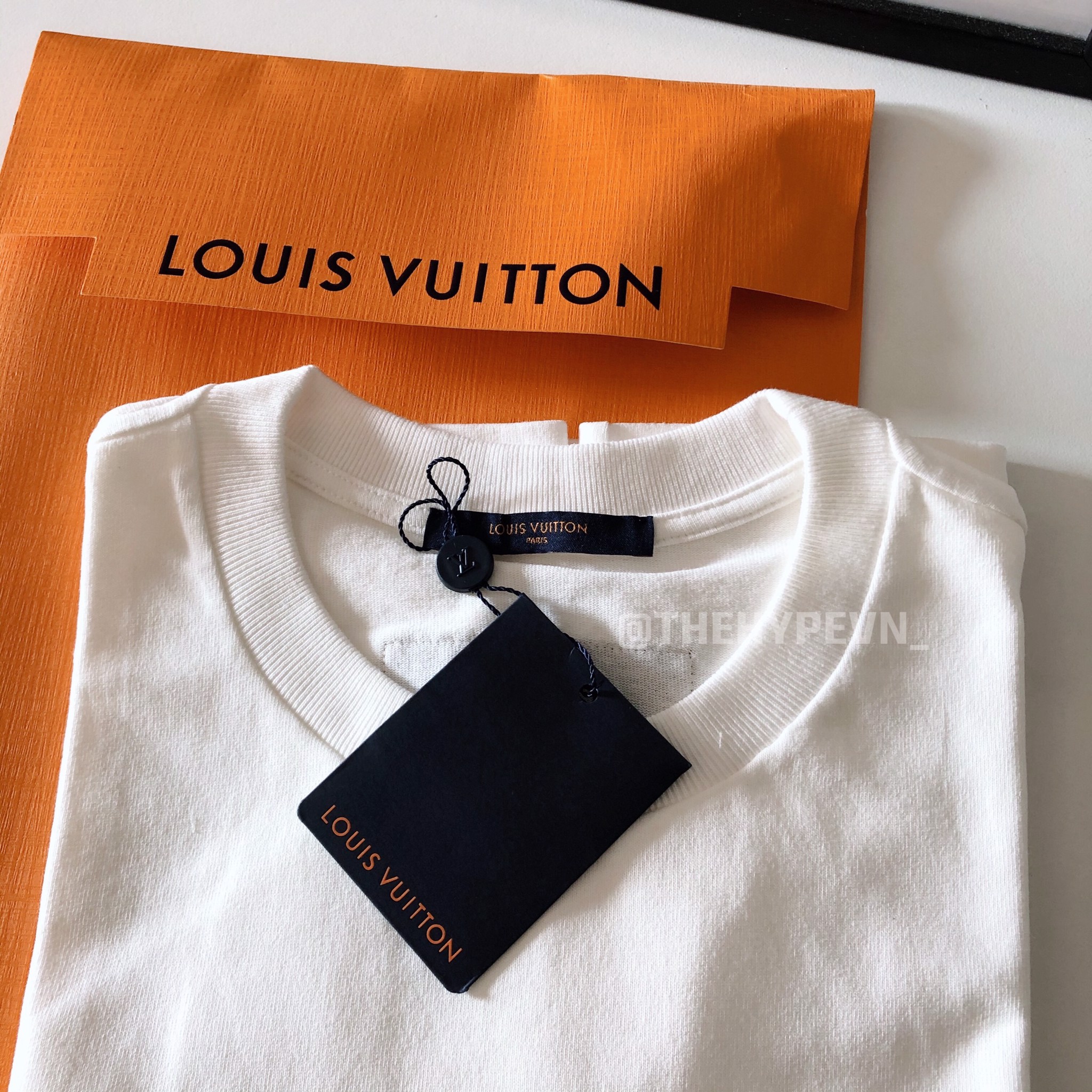 LOUIS VUITTON TEE - Áo LV signature print & embroidery (white) [Mirror Quality]