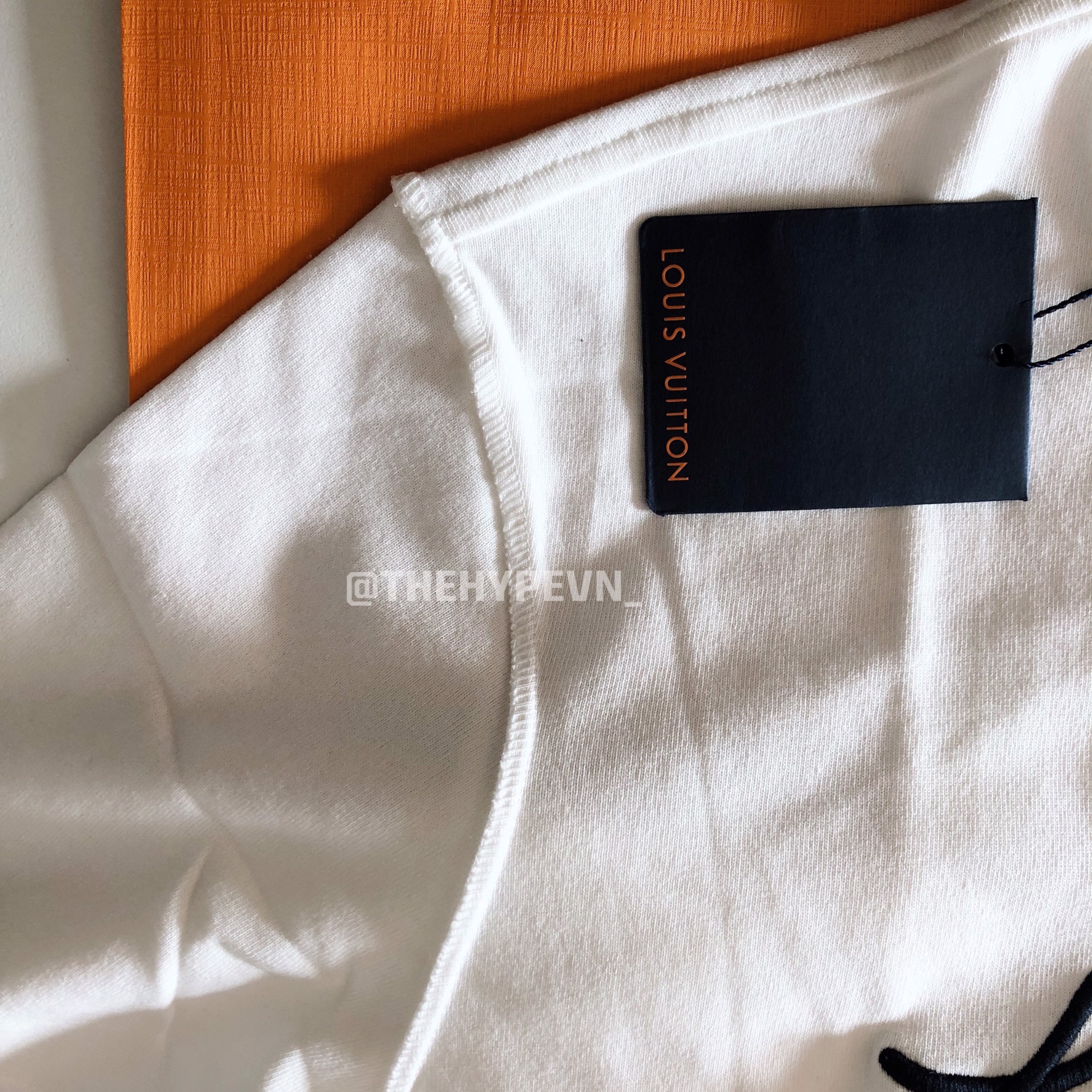 LOUIS VUITTON TEE - Áo LV signature print & embroidery (white) [Mirror Quality]