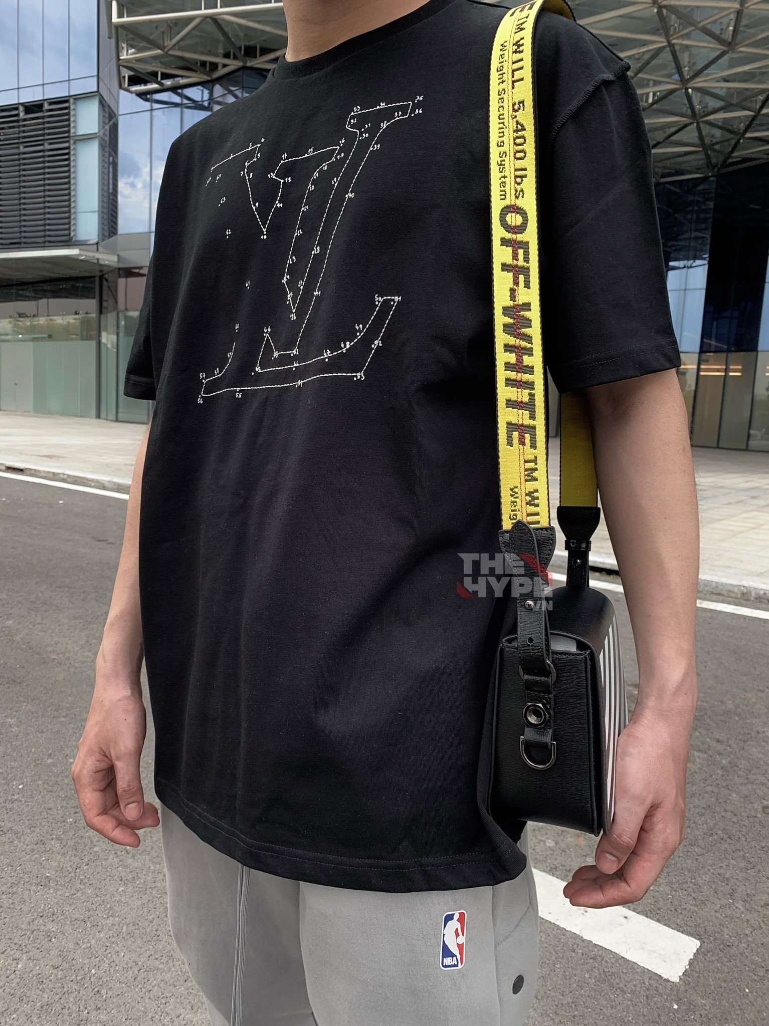 LOUIS VUITTON TEE - Áo Louis Vuitton Stitch Print And Embroidered (Black) [Mirror Quality]