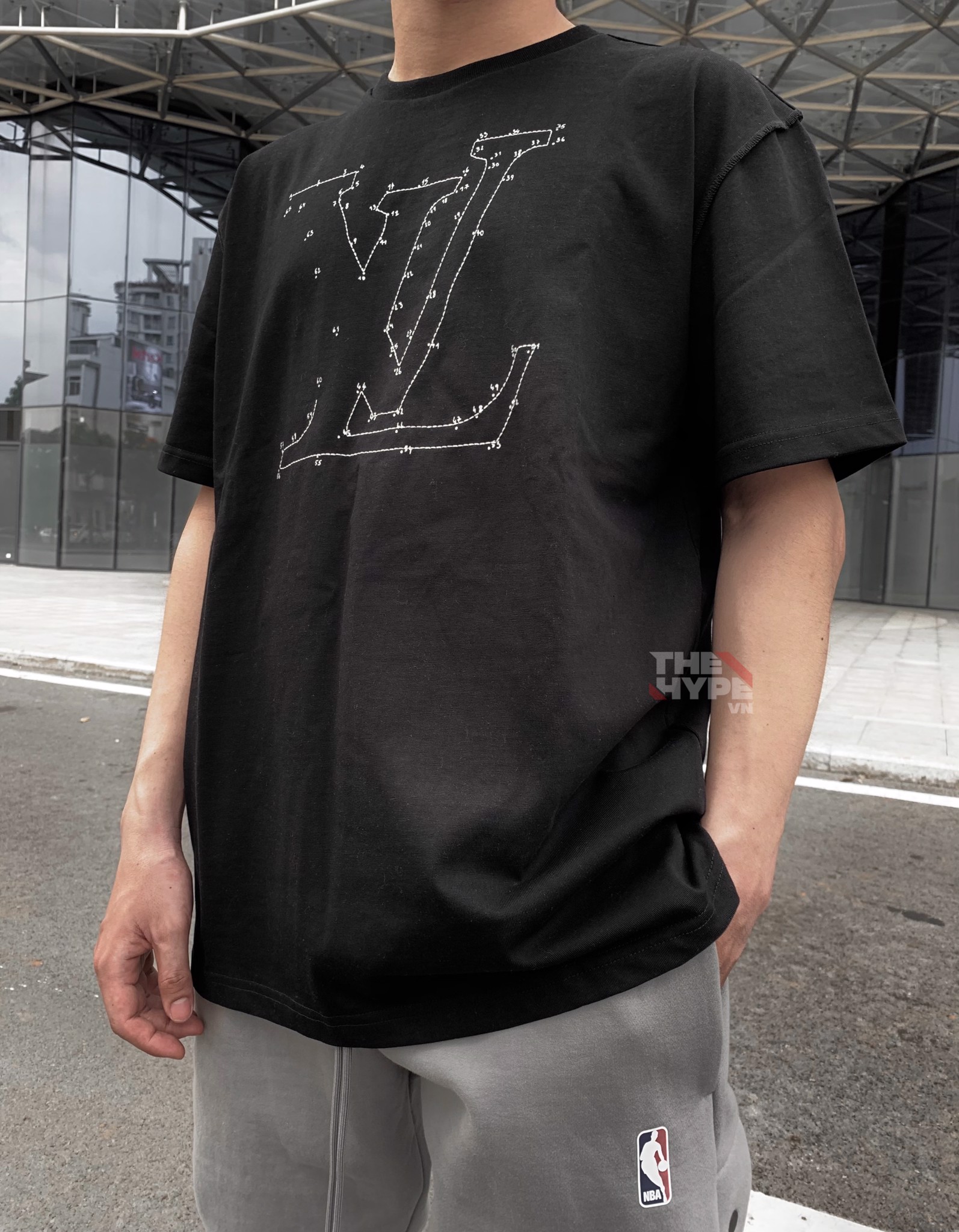 LOUIS VUITTON TEE - Áo Louis Vuitton Stitch Print And Embroidered (Black) [Mirror Quality]