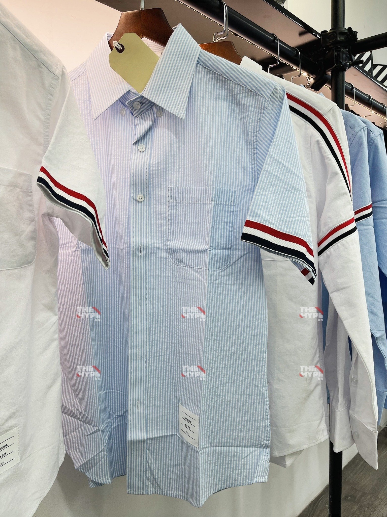 THOM BROWNE SHIRT - Áo sơ mi Thom Browne Seensucker Grosgrain Cuff Straight (Light Blue) [MIRROR QUALITY]