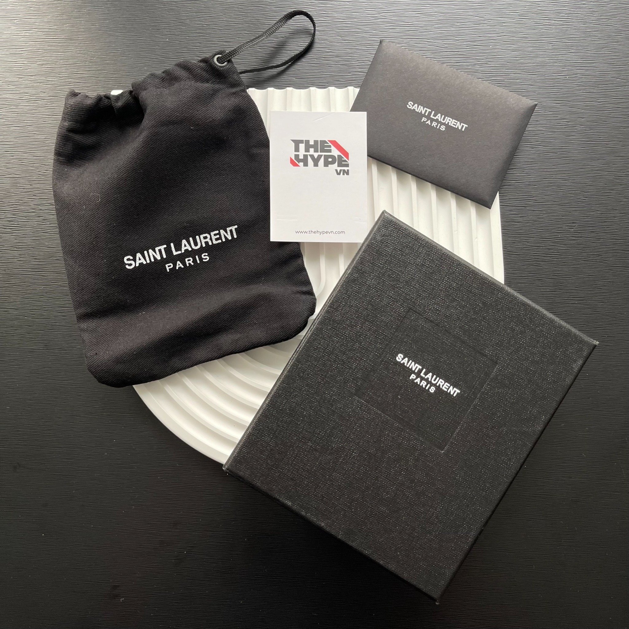 Ví Ngắn YSL Small ENVELOPE CHAIN EMBOSSED ( Black) [Mirror Quality]