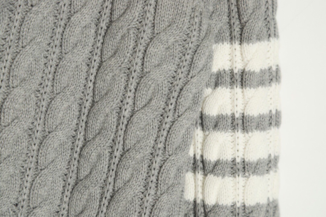 THOM BROWNE CARDIGAN - Áo TB 4 bar V-NECK Cable Knit (Grey) [Mirror quality]