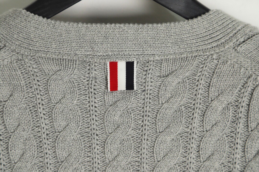 THOM BROWNE CARDIGAN - Áo TB 4 bar V-NECK Cable Knit (Grey) [Mirror quality]