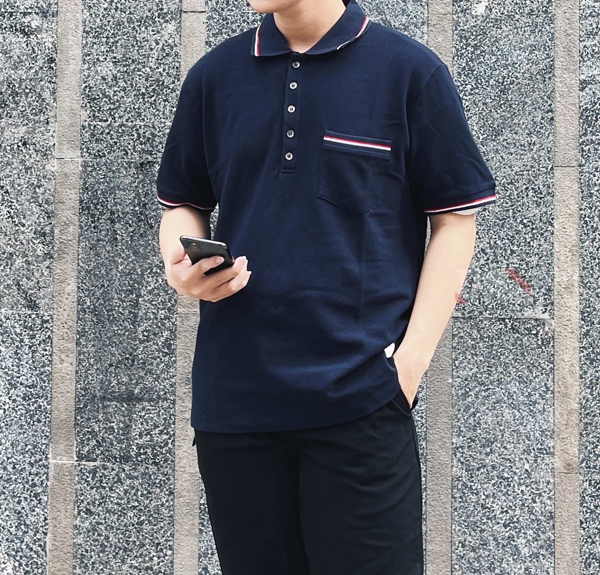 ÁO POLO THOM BROWNE TB STRIPE SLEEVE POCKET (NAVY)