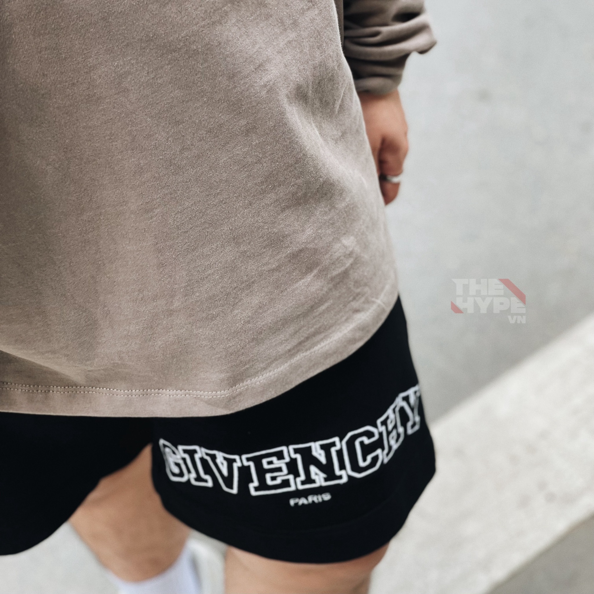 GIVENCHY SHORTS - Quần Ngắn GVC Boxy Embroidered Logo (Black) [Mirror Quality]