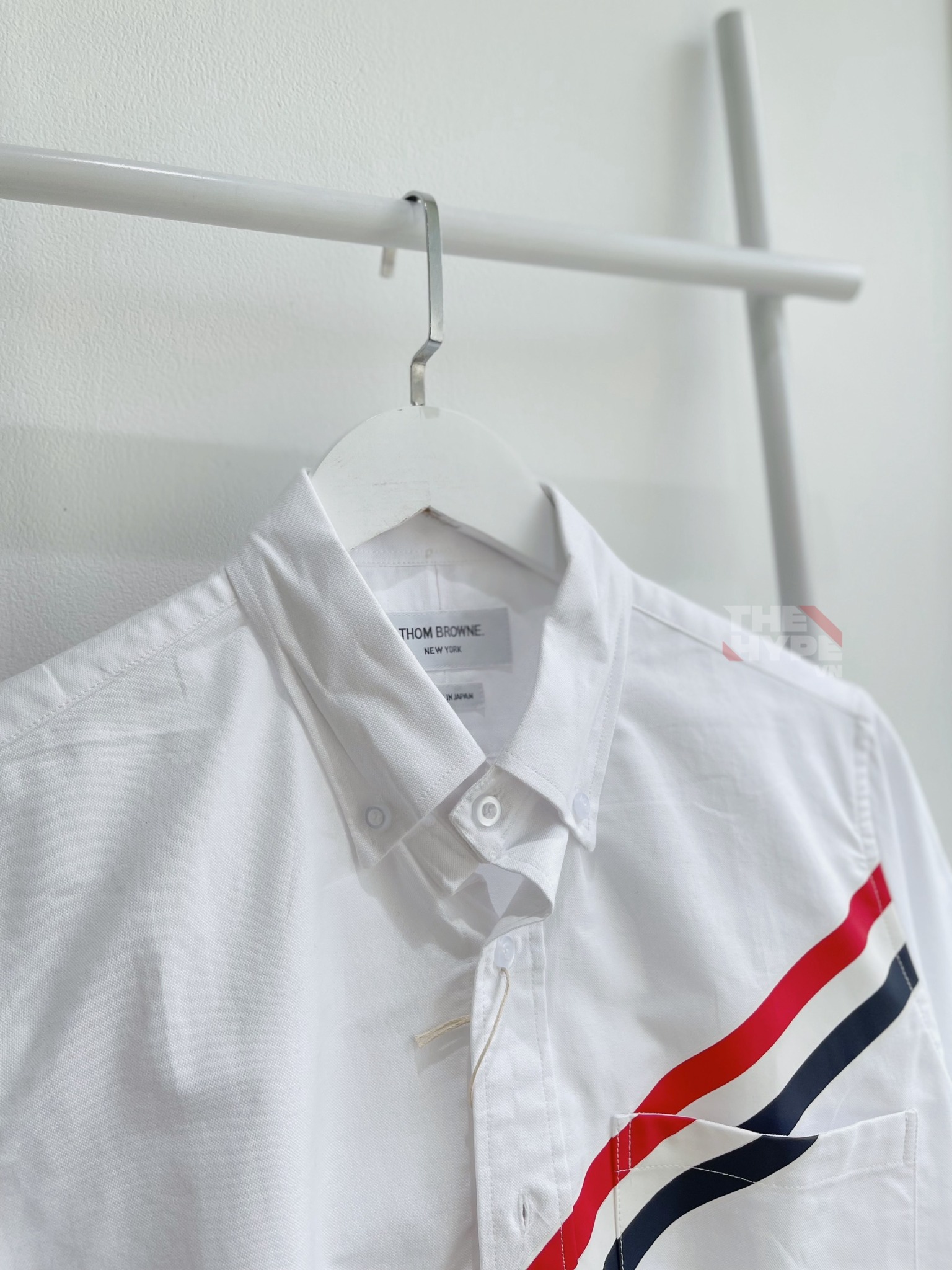 THOM BROWNE SHIRT - Áo sơ mi Thom Browne Printed Diagonal Strip Straight (White) [Mirror Quality]