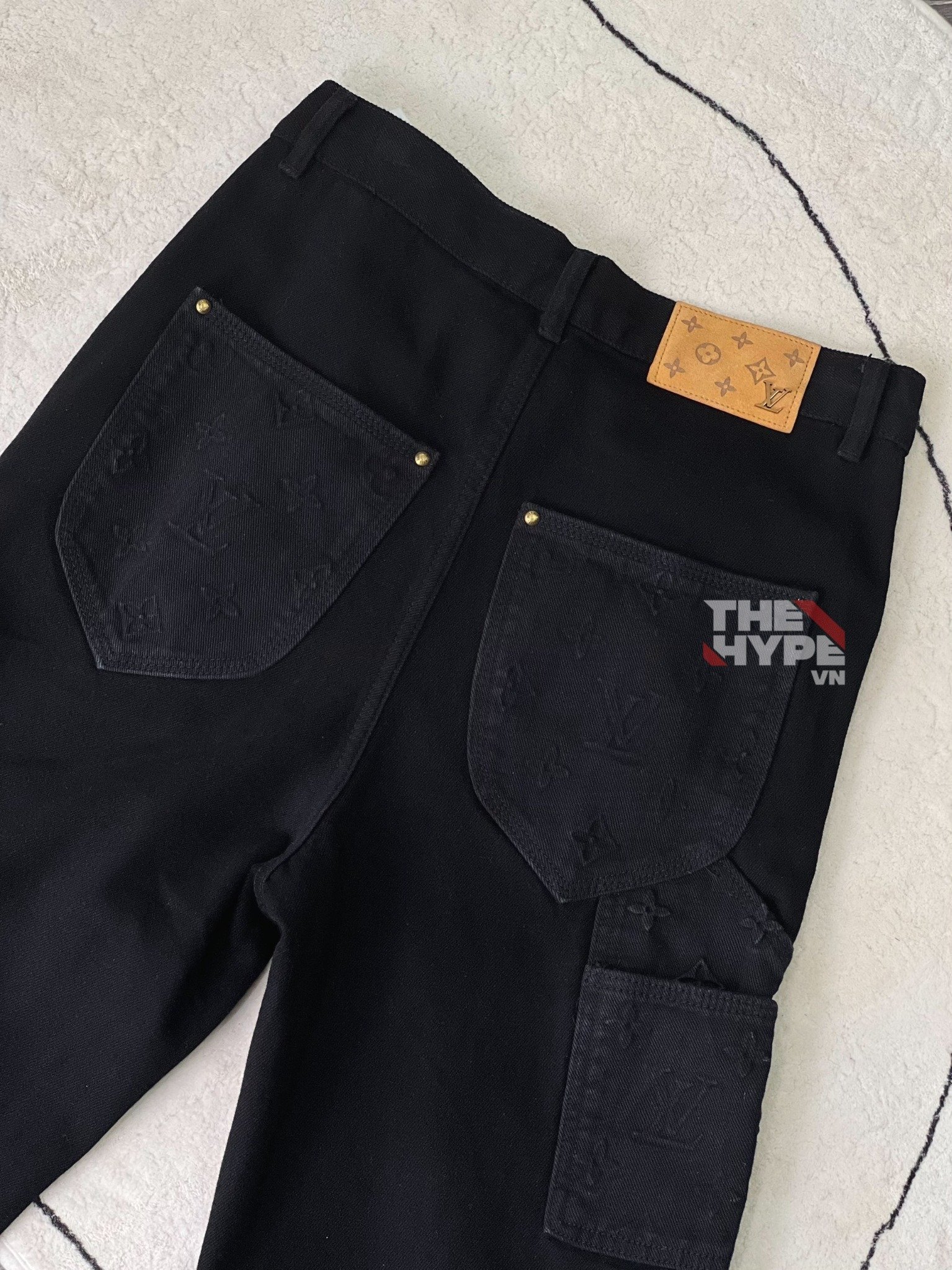 LOUIS VUITTON PANT - QUẦN LV MONOGRAM DETAIL CARPENTER DENIM PANTS [Mirror Quality]