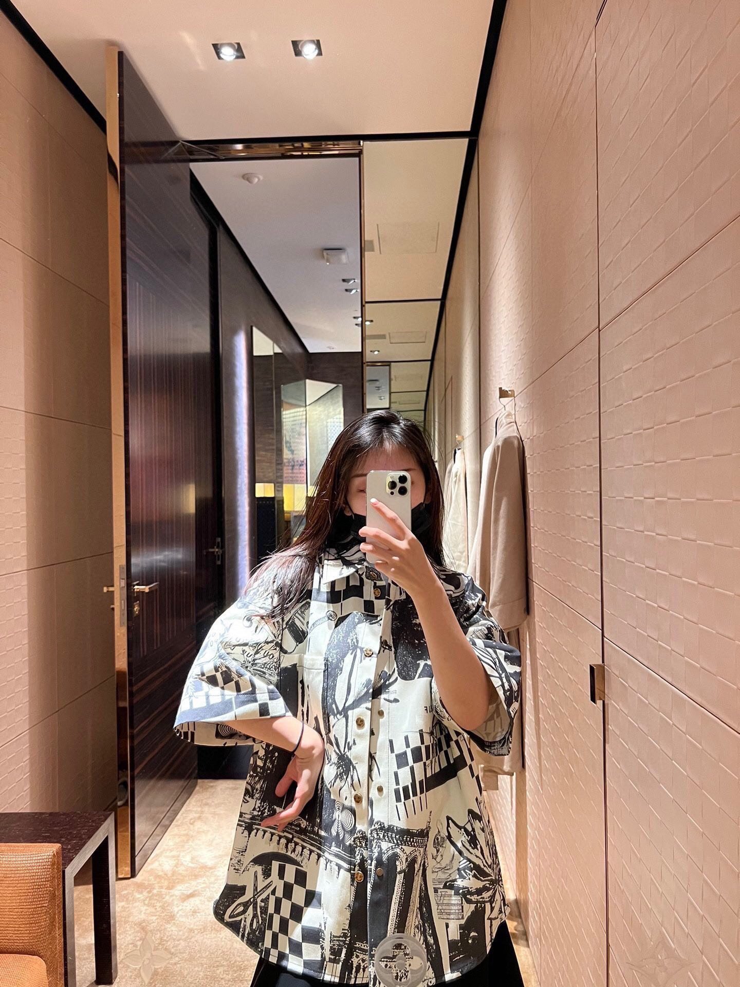 LOUIS VUITTON SHIRT - Áo Sơ Mi LV Short-Sleeved Denim Shirt (Black) [Mirror Quality]