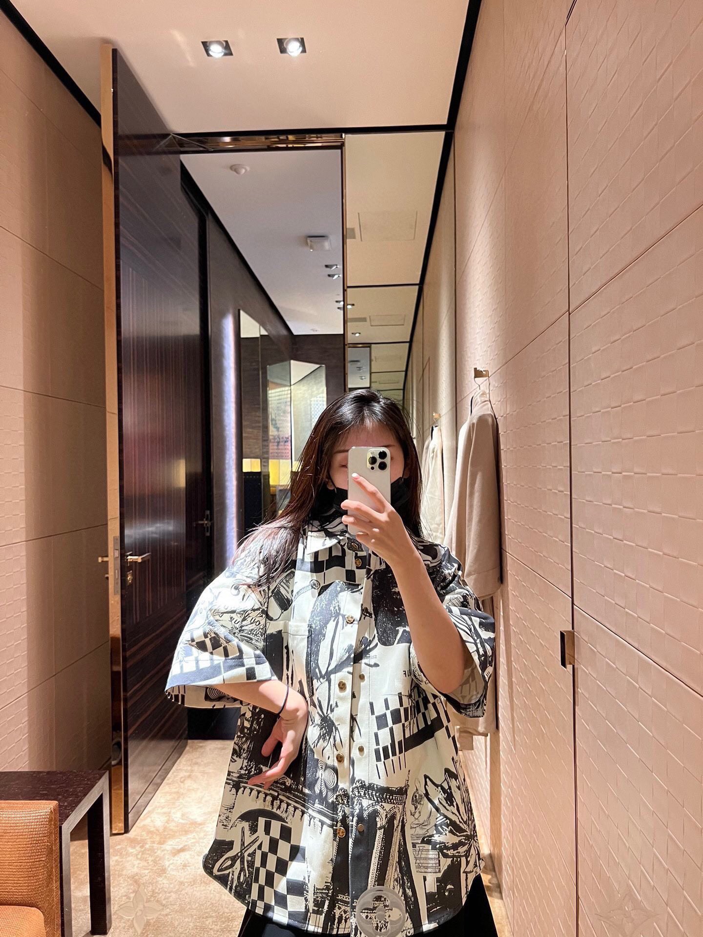 Áo Thun Louis Vuitton LV Woman (Black) [Mirror Quality]
