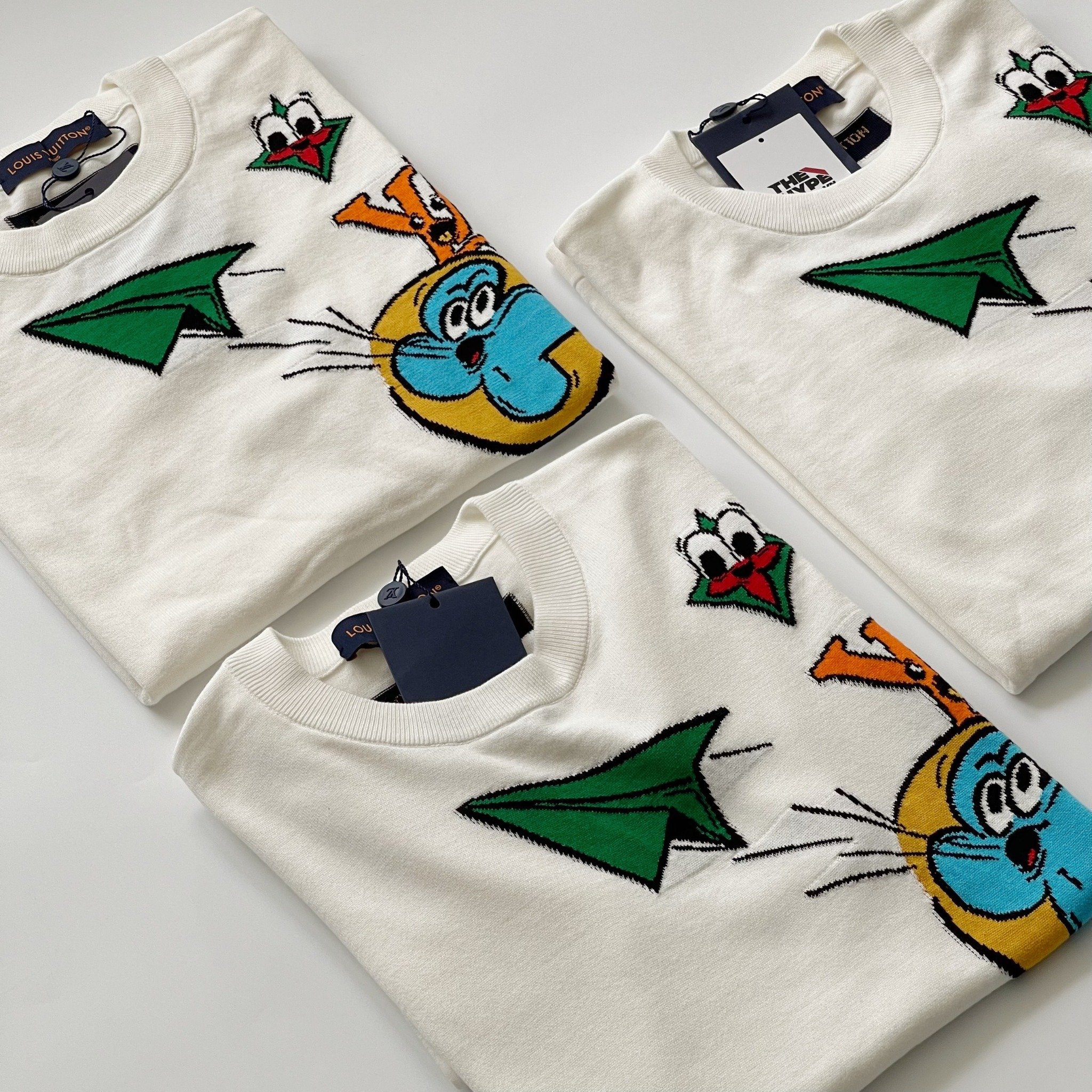 LOUIS VUITTON TEE - Áo LV Monogram Comics Intarsia Short-Sleeved Crewneck (White) [Mirror Quality]
