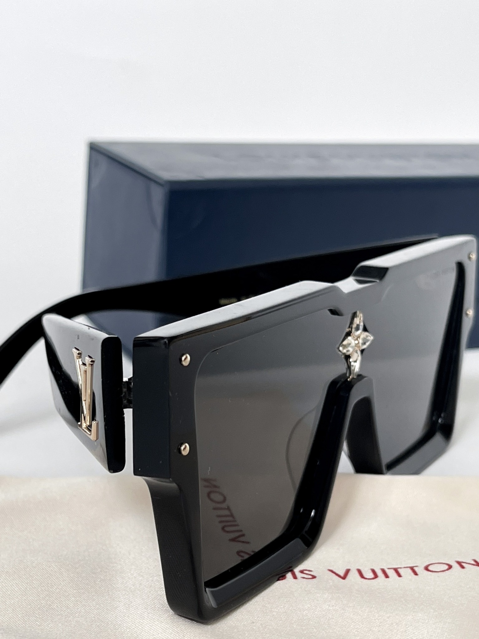 Kính Louis Vuitton Cyclone (Black) [Mirror Quality]