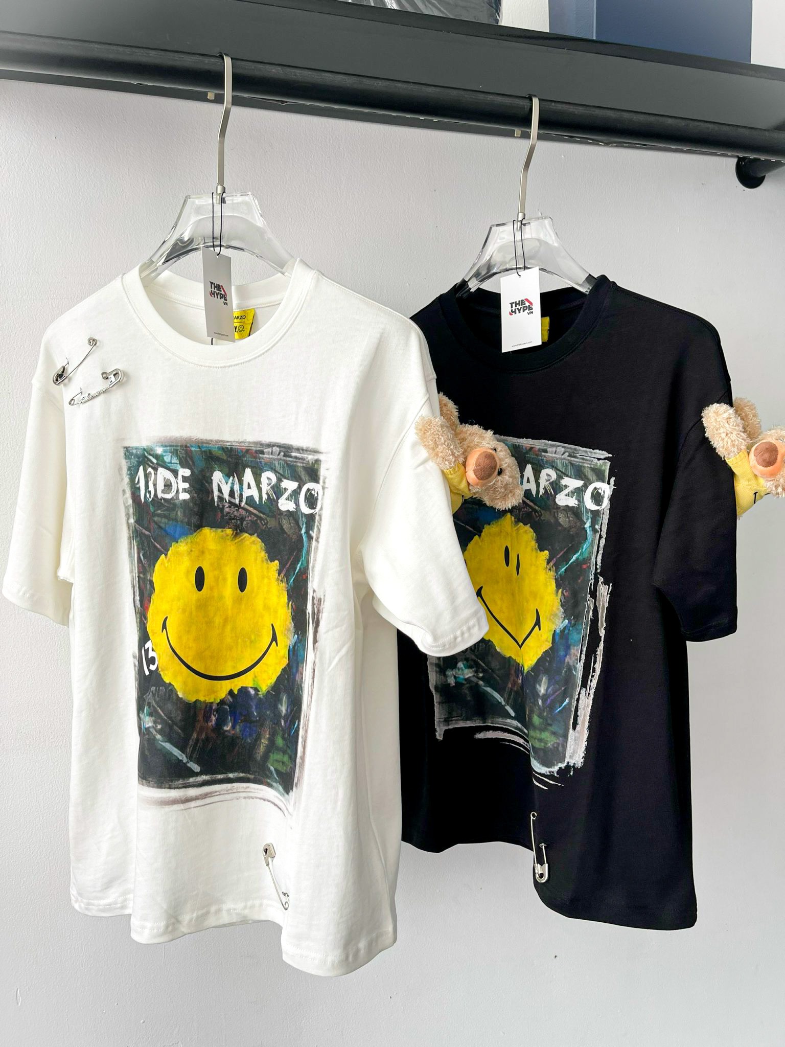 13DE MARZO TEE - Áo Thun Smile Broken Pin Graffiti (White) Best Quality