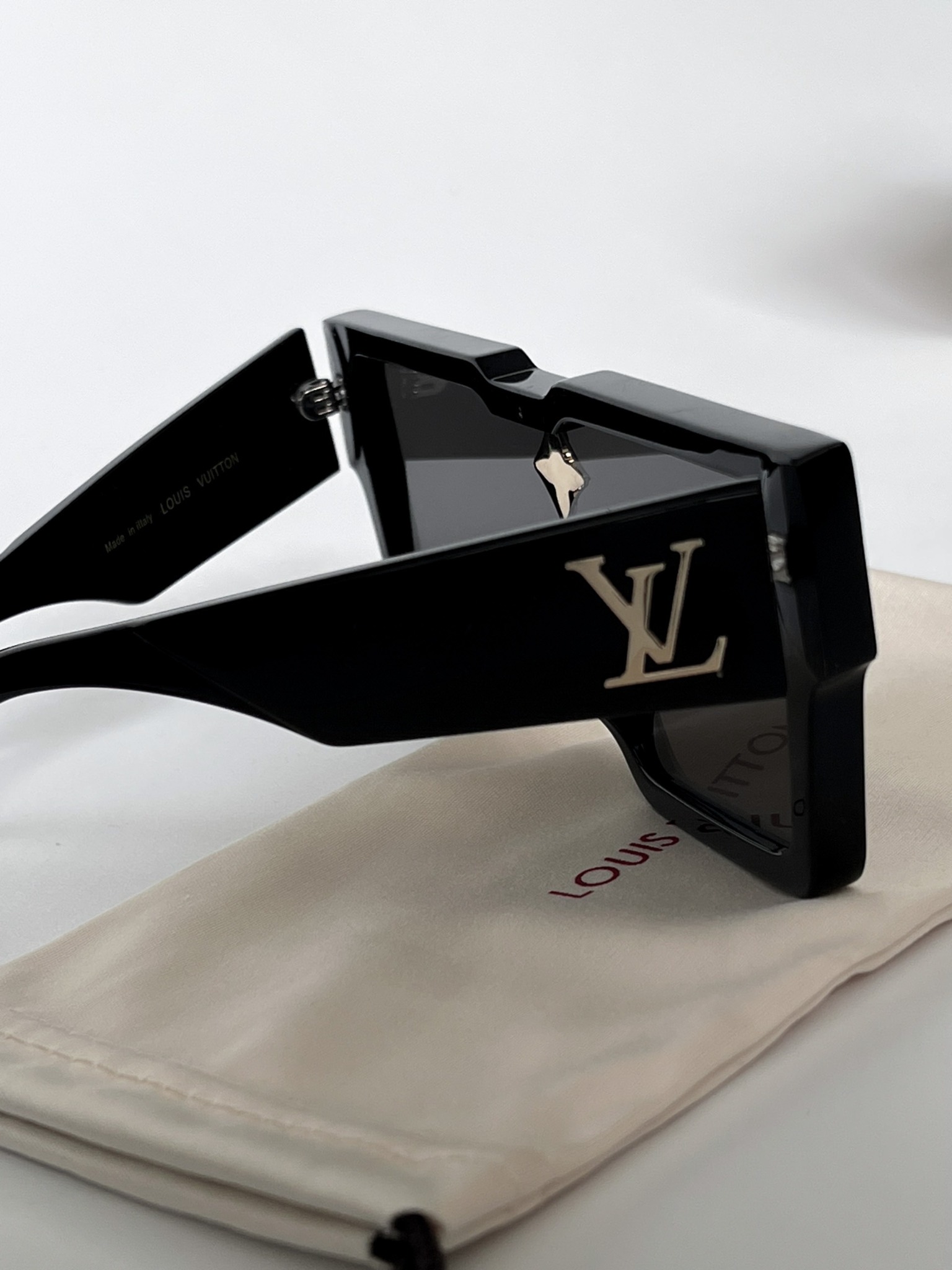 Kính Louis Vuitton Cyclone (Black) [Mirror Quality]