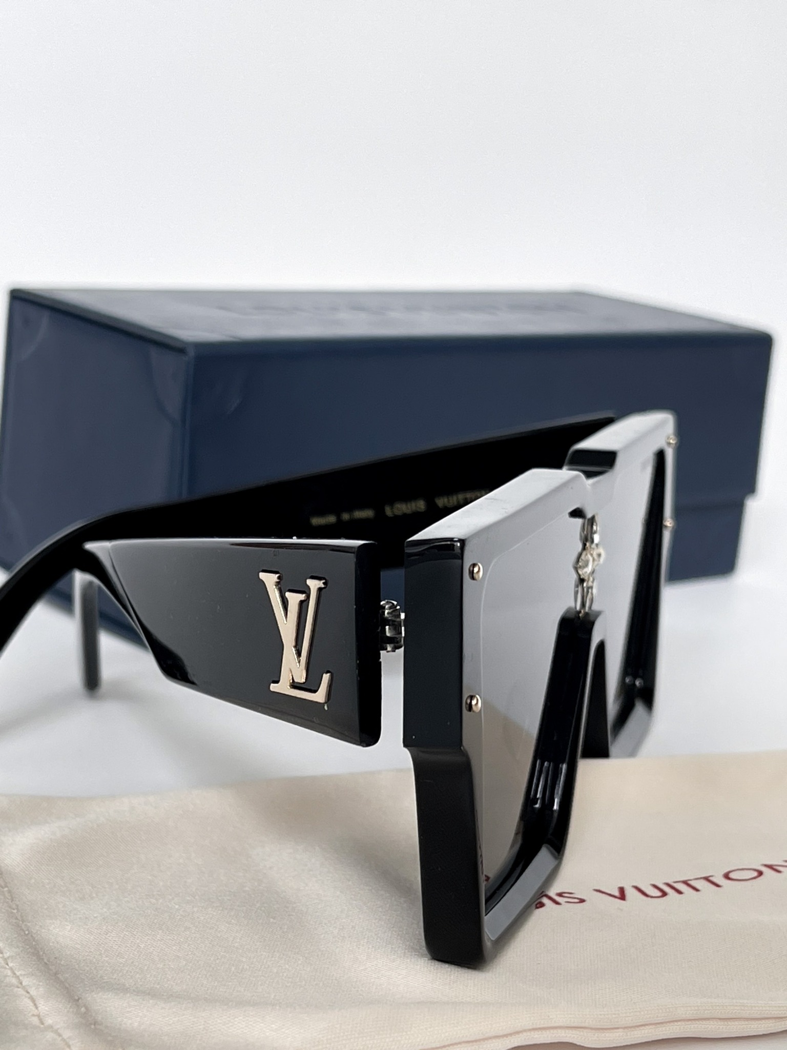 Kính Louis Vuitton Cyclone (Black) [Mirror Quality]