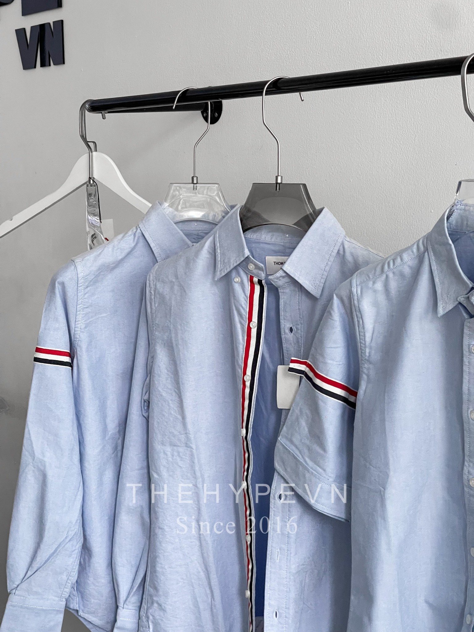 THOM BROWNE SHIRT - Áo sơ mi Thom Browne Grosgrain Arm Band Solid Poplin (sọc tay) (Blue)