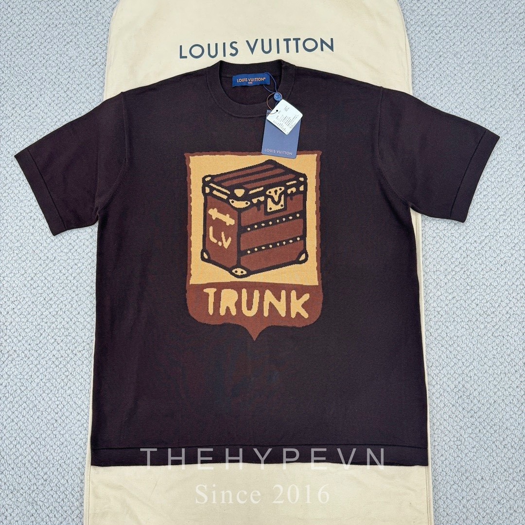 Áo Thun Louis Vuitton LV Trunk Lovers (Sienna) [Mirror Quality]