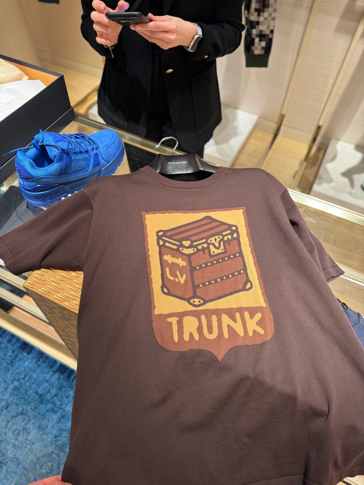 Áo Thun Louis Vuitton LV Trunk Lovers (Sienna) [Mirror Quality]