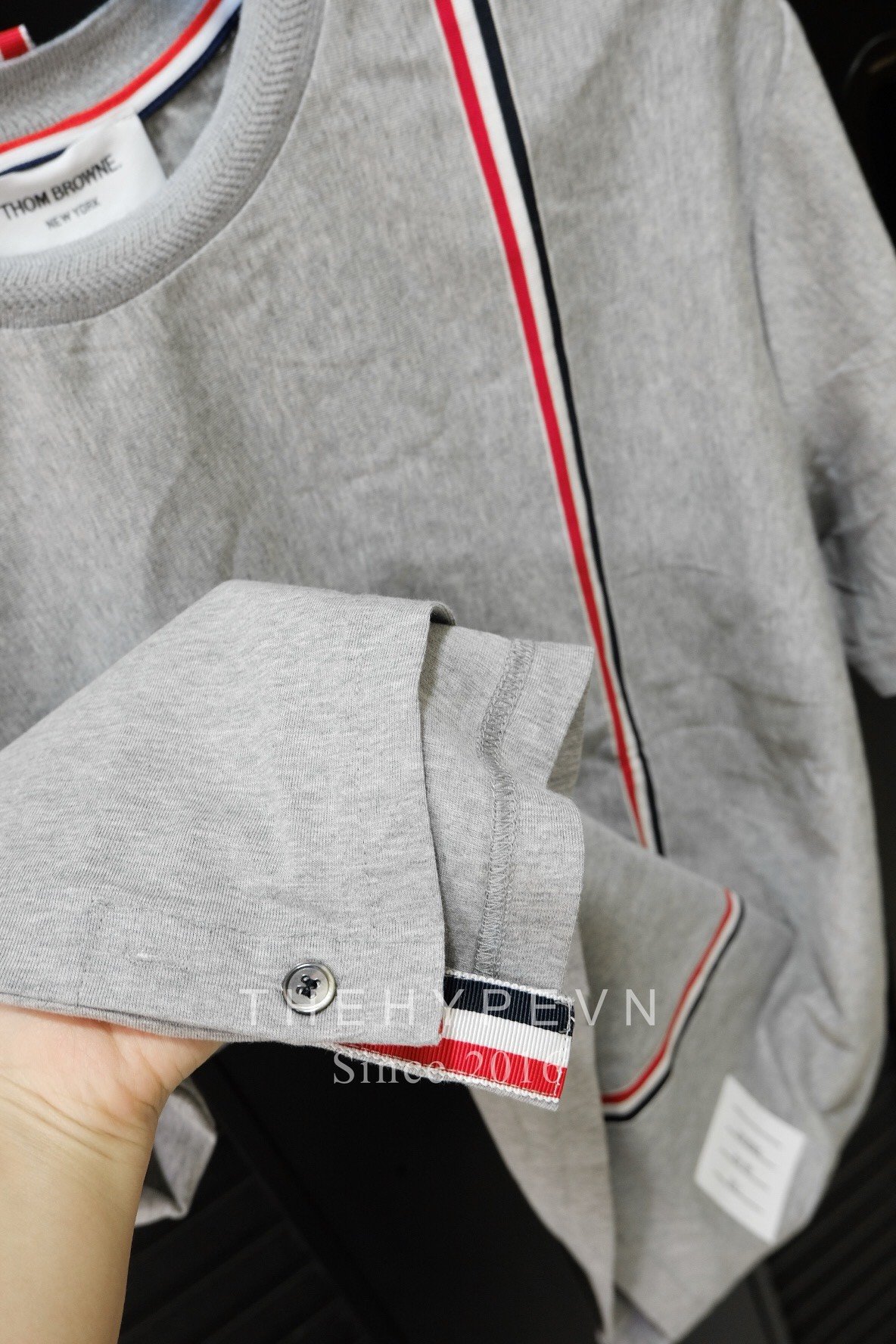 Áo Thun Thom Browne TB Emblem Grosgrain (Grey) [Mirror Quality]