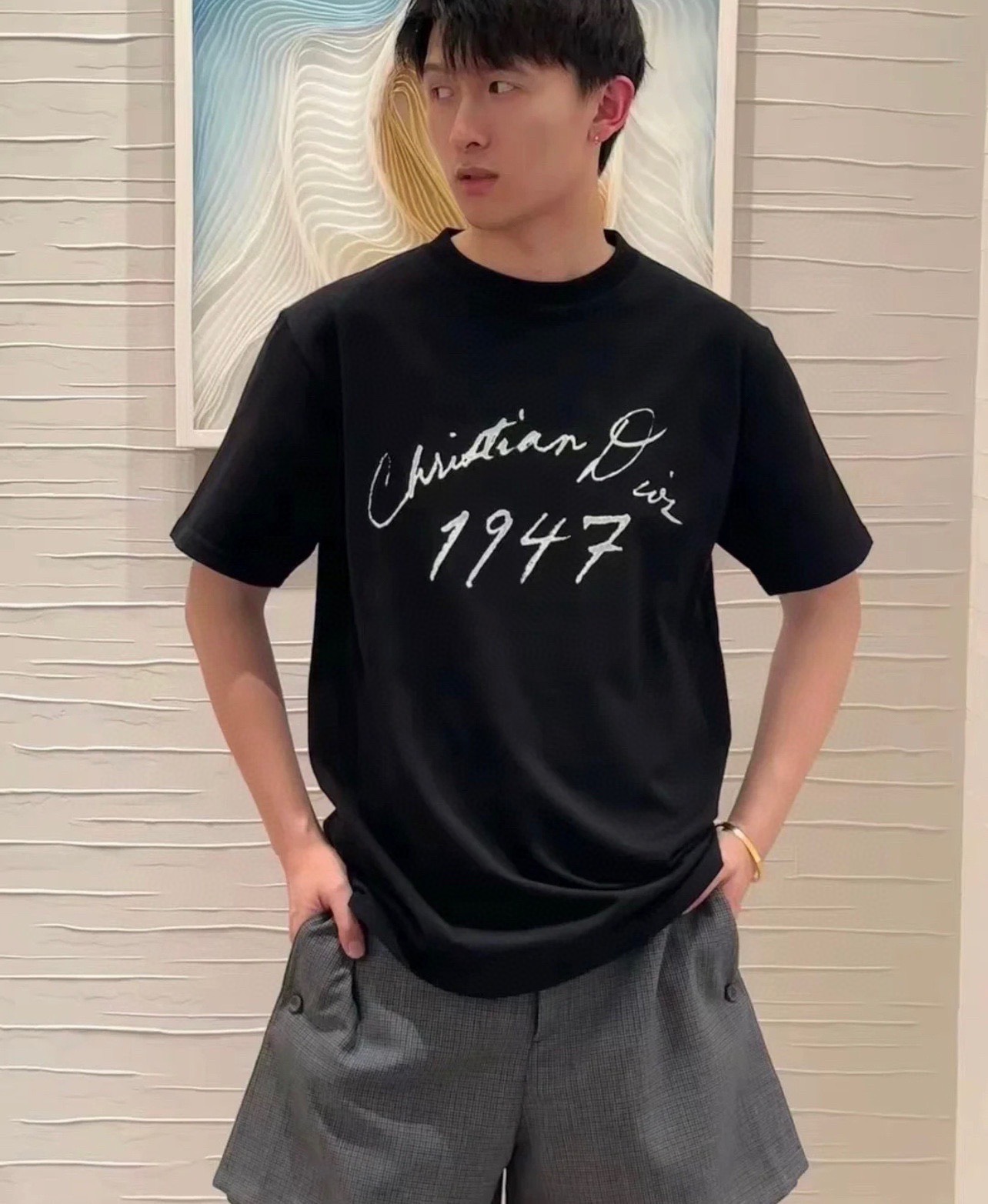 Áo Thun Dior Handwritten 1947 (Black) [Mirror Quality]