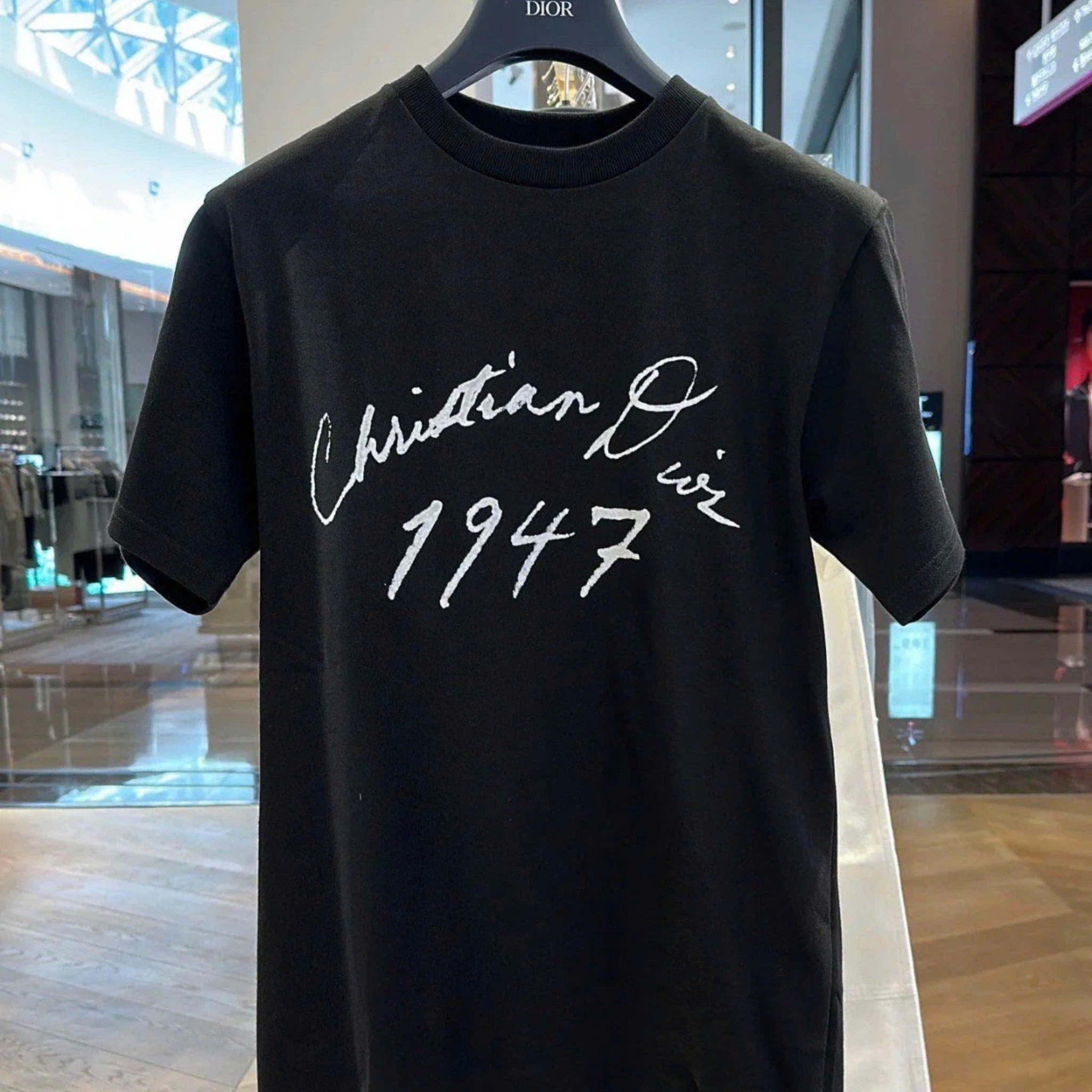 Áo Thun Dior Handwritten 1947 (Black) [Mirror Quality]
