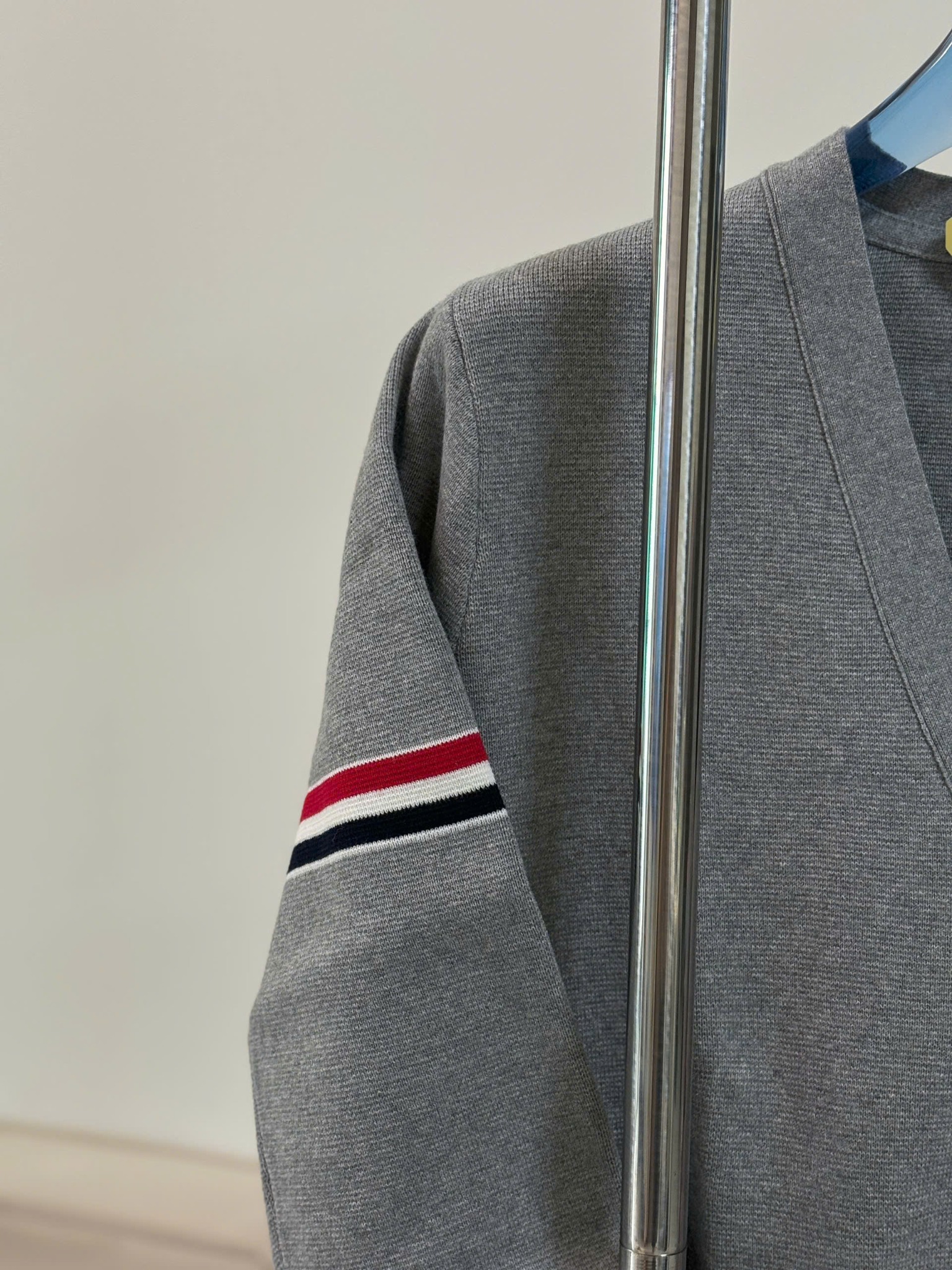 ÁO CARDIGAN THOM BROWNE TB MILANO GROSGRAIN V-NECK (GREY)