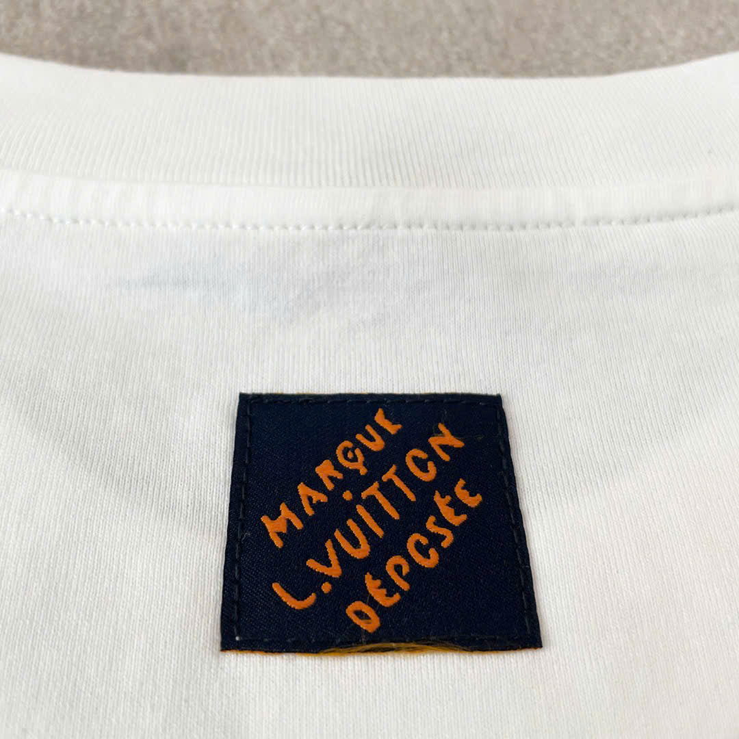 ÁO THUN LOUIS VUITTON LV EMBELLISHED SNAKE RIBBON (CREAM)