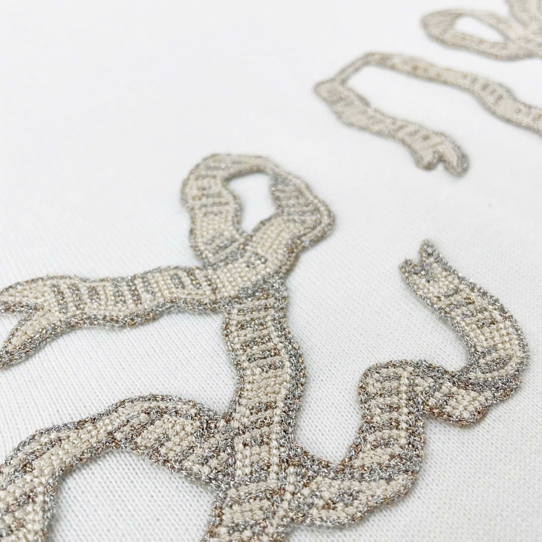 ÁO THUN LOUIS VUITTON LV EMBELLISHED SNAKE RIBBON (CREAM)