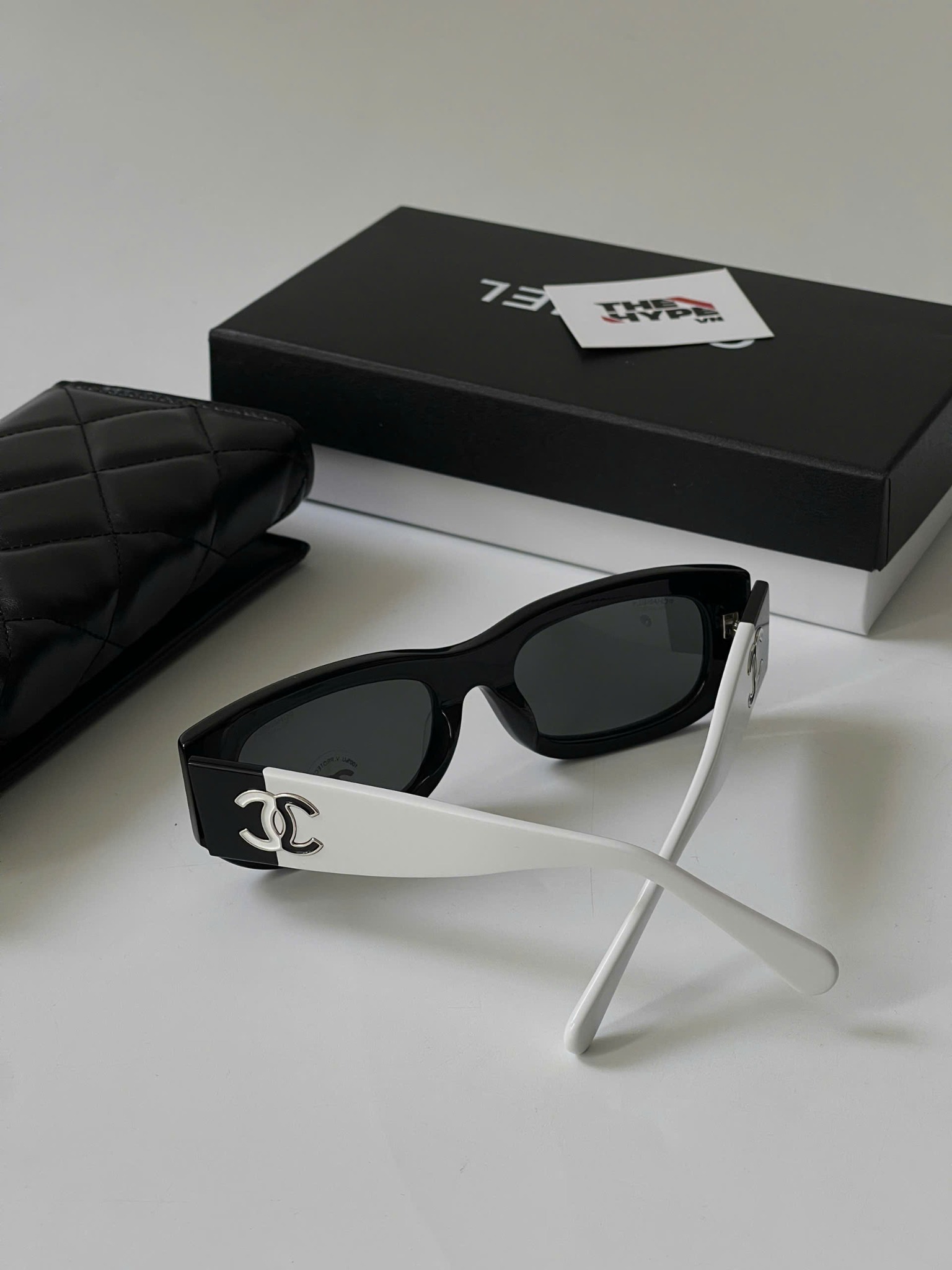 KÍNH CHANEL RECTANGLE POLARIZED S5628 BLACK WHITE