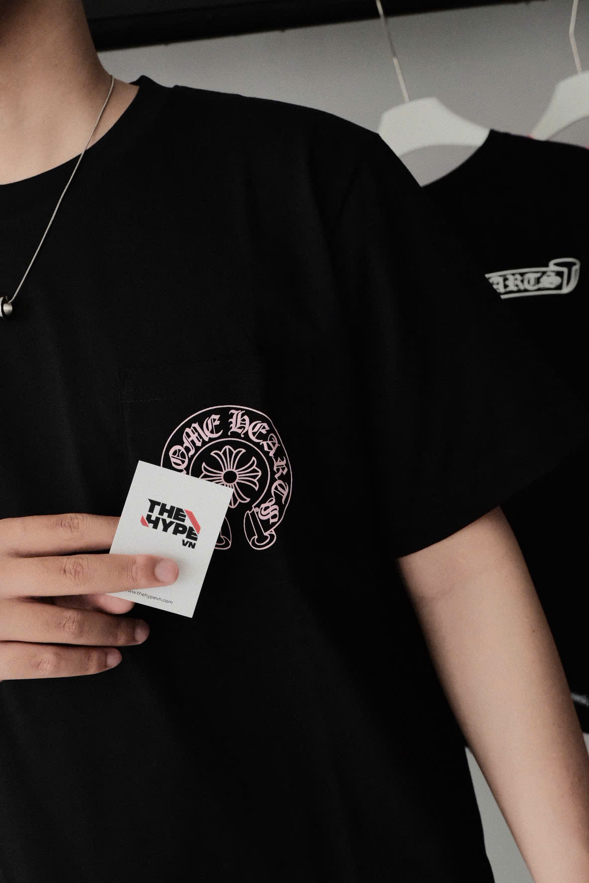 ÁO THUN CHROME HEARTS CH CHENDU PINK LOGO (BLACK)