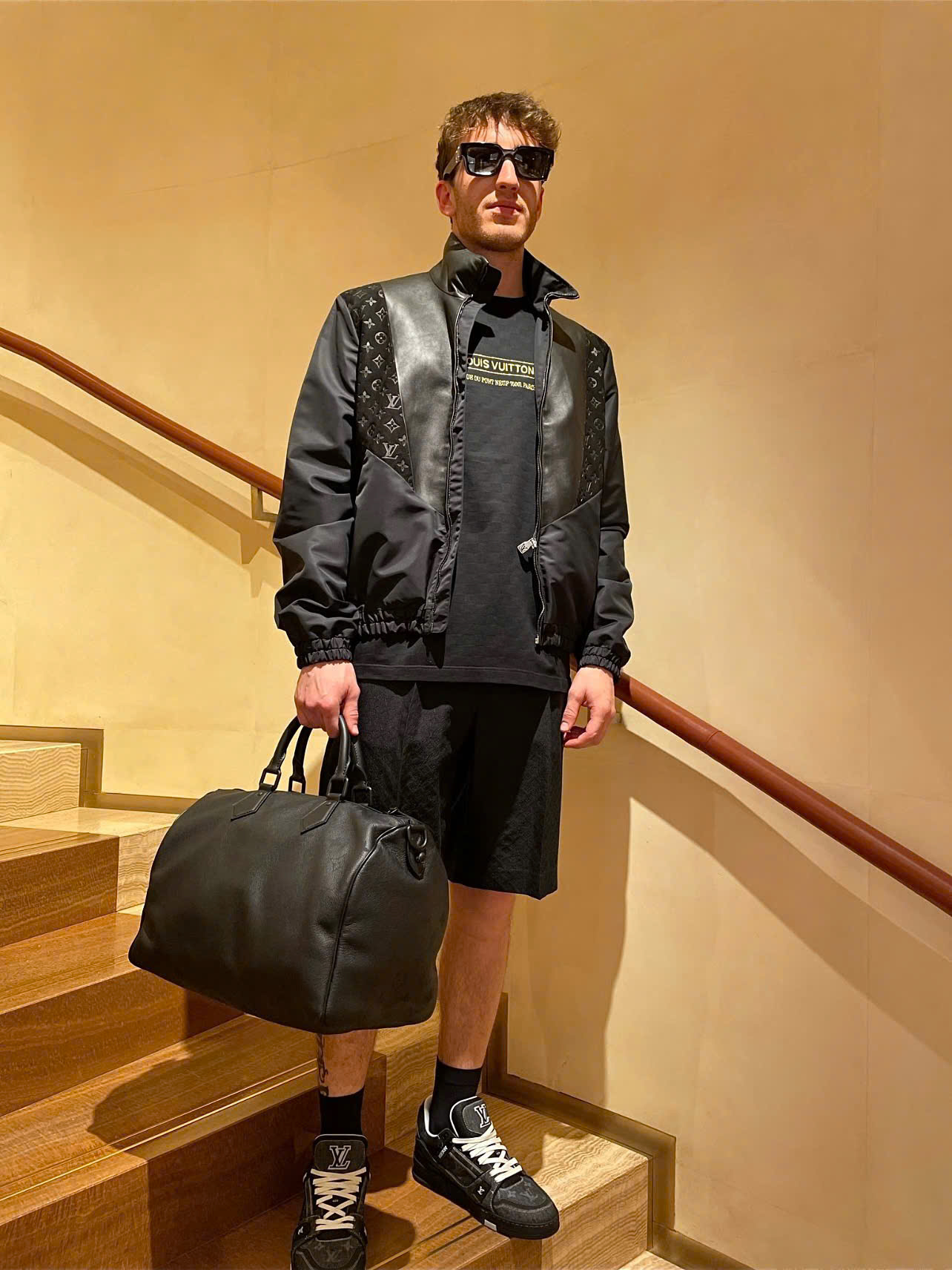 ÁO THUN LOUIS VUITTON LV EMBELLISHED EMBROIDERED CHEST (BLACK)