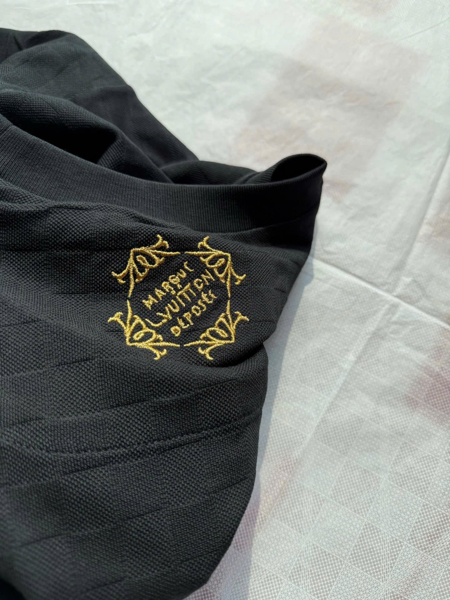 ÁO THUN LOUIS VUITTON LV EMBELLISHED EMBROIDERED CHEST (BLACK)