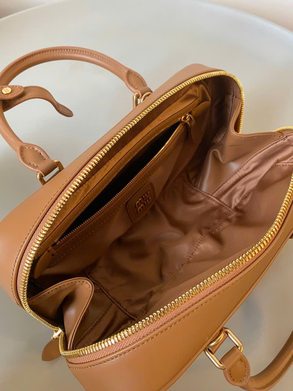 TÚI MIUMIU ARCADIE ZIPPED HAND BAG (COGNAC)