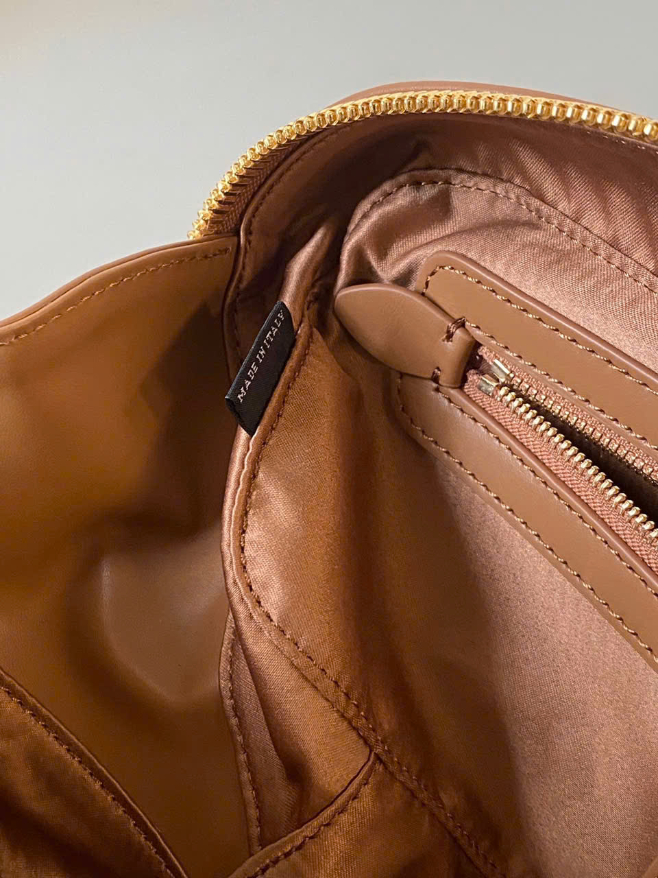 TÚI MIUMIU ARCADIE ZIPPED HAND BAG (COGNAC)