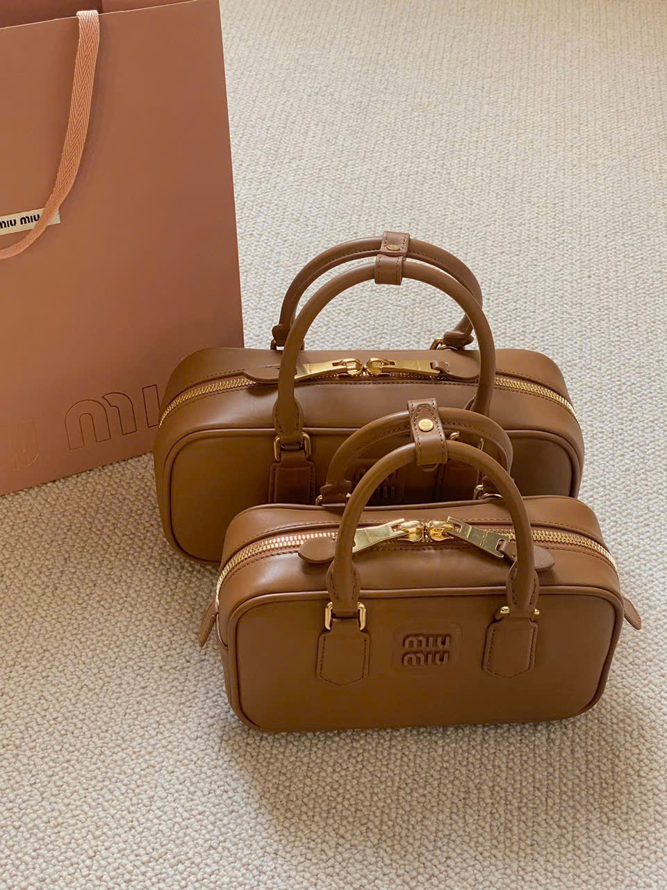 TÚI MIUMIU ARCADIE ZIPPED HAND BAG (COGNAC)
