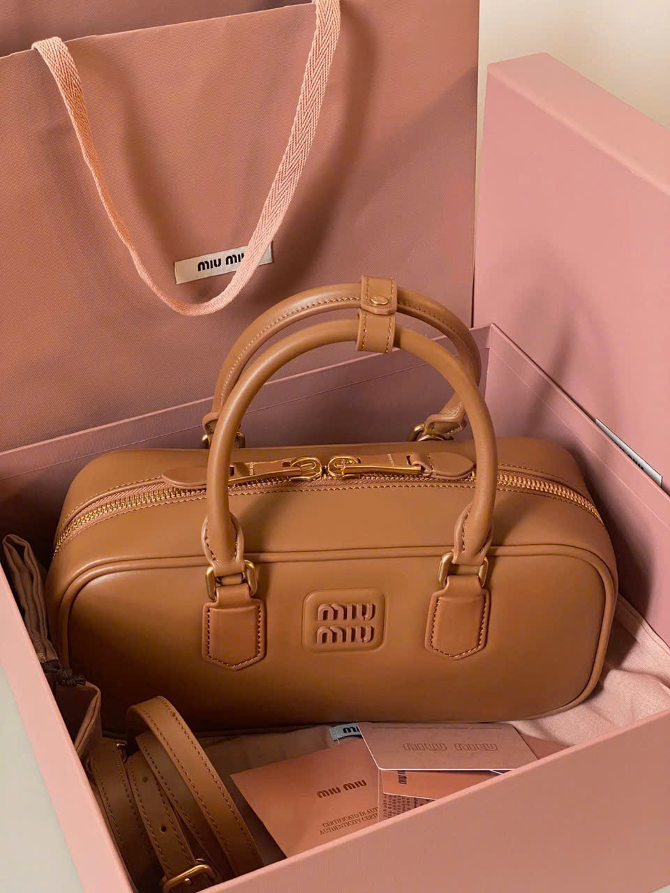 TÚI MIUMIU ARCADIE ZIPPED HAND BAG (COGNAC)
