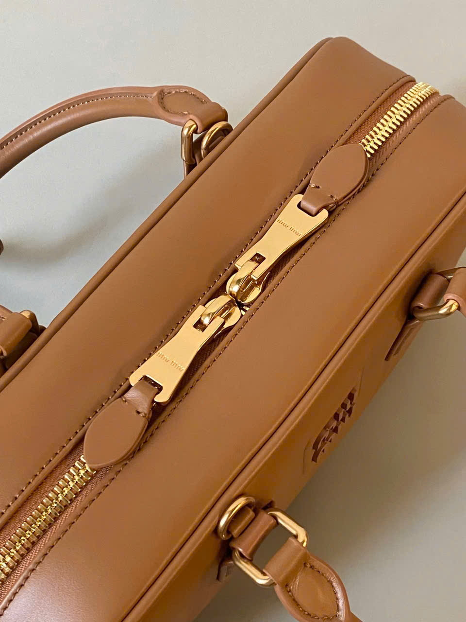 TÚI MIUMIU ARCADIE ZIPPED HAND BAG (COGNAC)